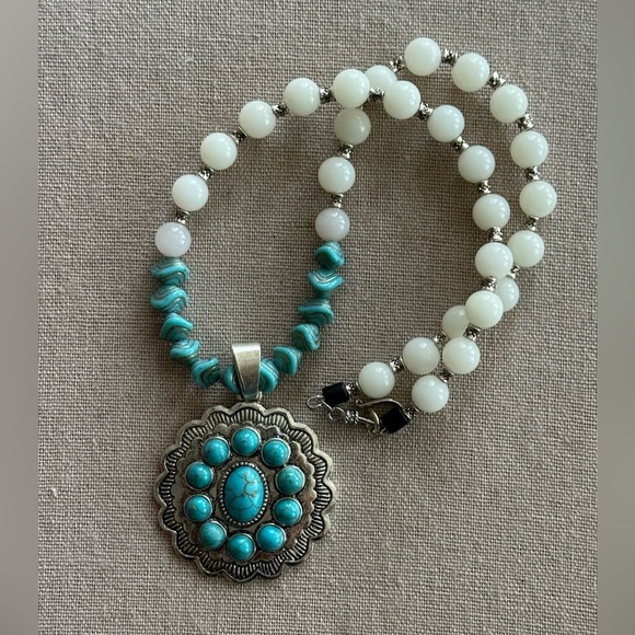 22 inch Faux Turquoise bead necklace NWOT - Picture 7 of 10